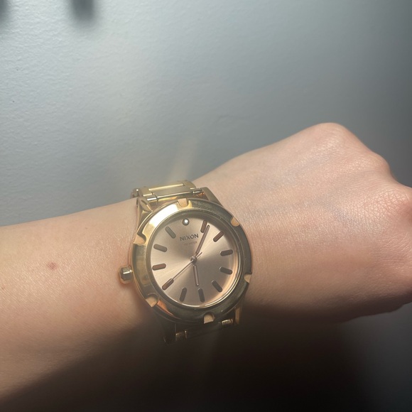 Tready Rose gold color watch by Nixon ( very good condition, needs battery)
